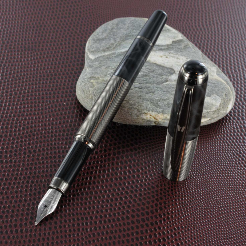 Stylo Plume Vuarnet® "Skipper" Marbré Noir Gun Stylo Plume Vuarnet® "Skipper" Marbré Noir Gun