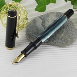 Stylo Plume Moyenne Pelikan® "Tradition M200" Vert Marbré à piston et plume acier