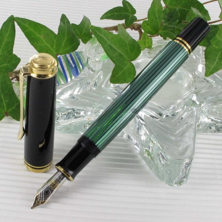 Stylo Plume Moyenne Pelikan® "Souverain 600" Noir/Vert à piston et plume Or 14 K Stylo Plume Moyenne Pelikan® "Souverain 600" Noir/Vert à piston et plume Or 14 K