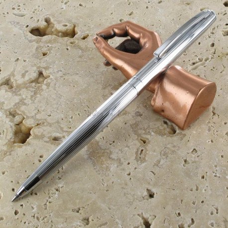 Stylo Bille Sheaffer® "Sagaris" Acier Chrome Guilloché Stylo Bille Sheaffer® "Sagaris" Acier Chrome Guilloché
