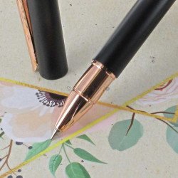 Stylo Roller Faber Castell® "NEO" noir mat, or rose