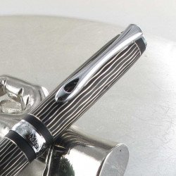 Stylo Plume Moyenne Diplomat® Excellence A+ Wave Guilloché Lapis Noir
