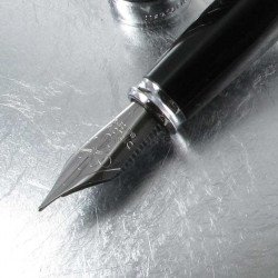 Stylo Plume Moyenne Diplomat® Excellence A+ Wave Guilloché Lapis Noir