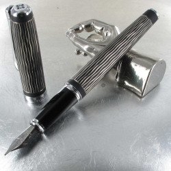 Stylo Plume Moyenne Diplomat® Excellence A+ Wave Guilloché Lapis Noir