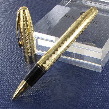 Stylo Roller Sheaffer® Legacy 23KT Plaqué Or Motif Chevron Gravé Stylo Roller Sheaffer® Legacy 23KT Plaqué Or Motif Chevron Gravé