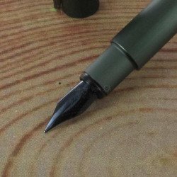 Stylo Plume Moyenne Faber Castell® "NEO" Acier Vert Mat