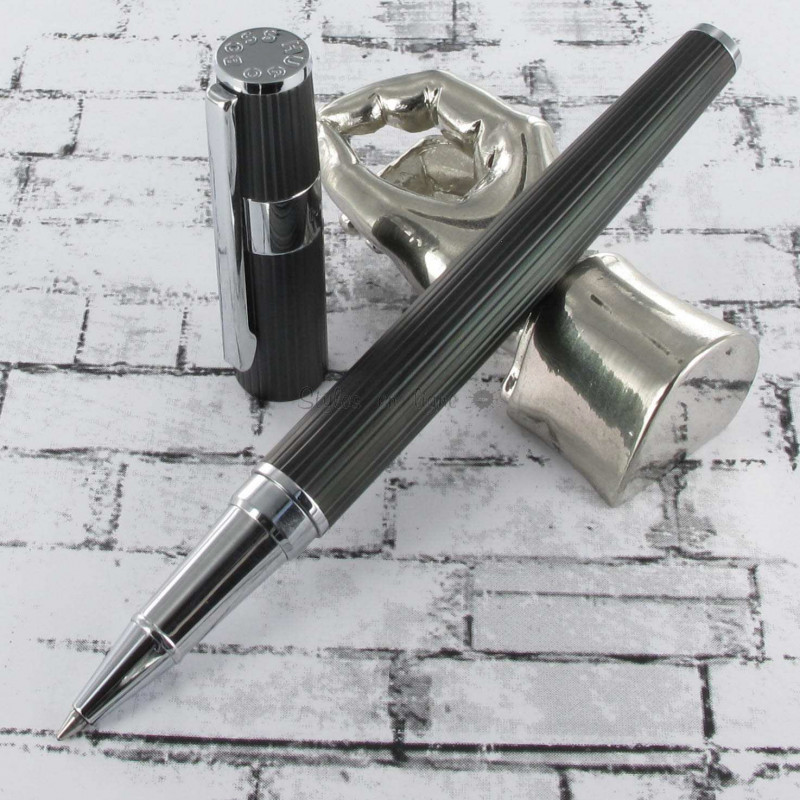 Stylo Roller Hugo Boss® Gear® Pinstripe Noir Chrome Stylo Roller Hugo Boss® Gear® Pinstripe Noir Chrome