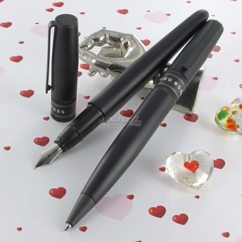 Parure Stylos Plume & Bille Hugo Boss® Illusion® Gear Noir Parure Stylos Plume & Bille Hugo Boss® Illusion® Gear Noir