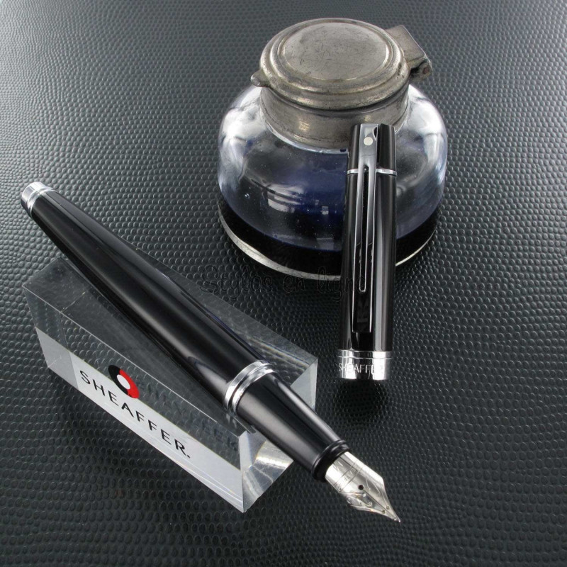 Stylo Plume Sheaffer® Noir laqué "Series 300" Stylo Plume Sheaffer® Noir laqué "Series 300"