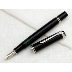 STYLO PLUME NOIR mécanisme à piston et plume OR 14 K / attributs plaqués argent "SOUVERAN 405" 